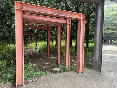 鉄骨の鳥居の写真